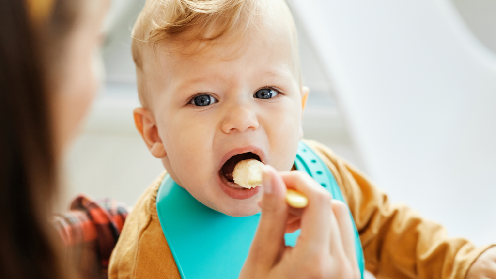 赤ちゃん離乳食食べている